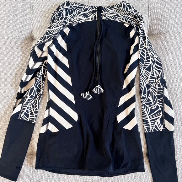 Lululemon Shanti Surf Rash Guard Black Small Steep Stripe Printed Black - Picture 4 of 7